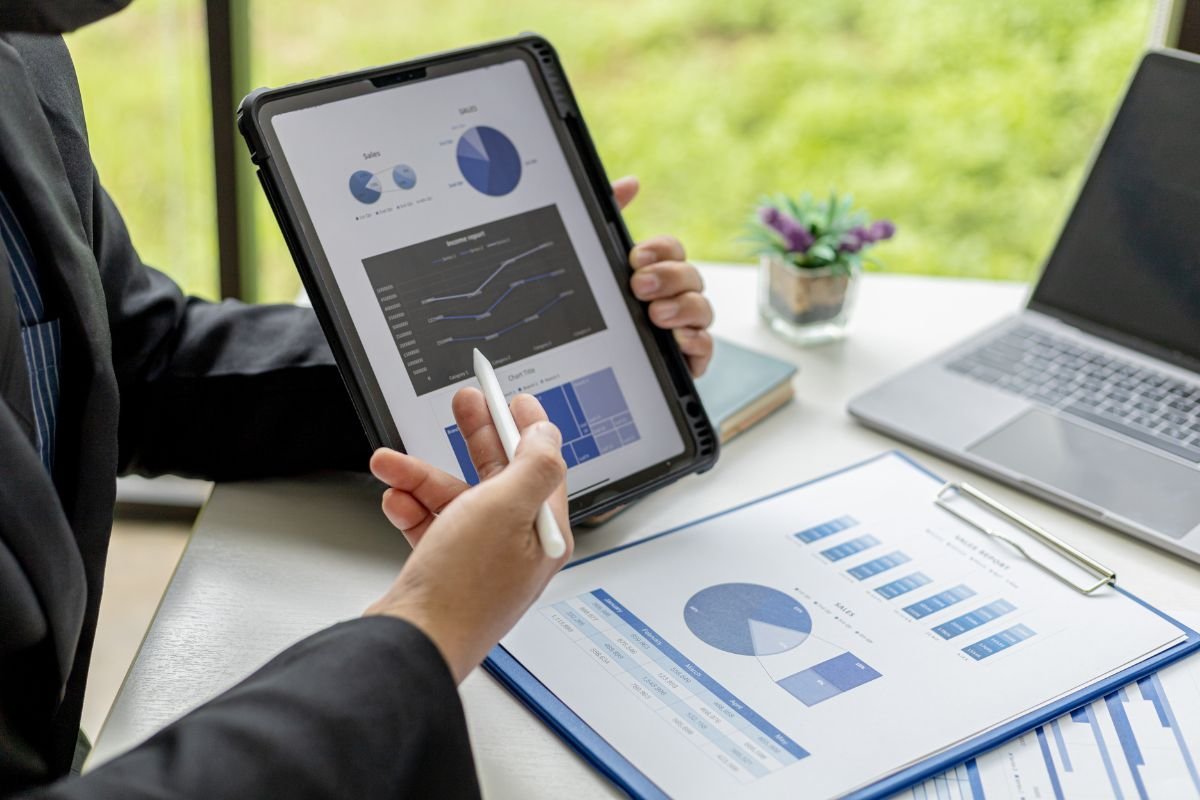 Liderazgo que vende: por qué tu equipo comercial no necesita motivación (necesita dirección)